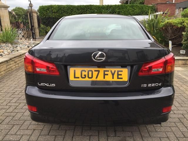 2007 Lexus IS 220D 2.2 TD SE 4dr sat nav image 4