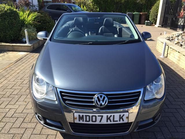 2007 Volkswagen EOS 2.0 TDI Sport 2dr image 2
