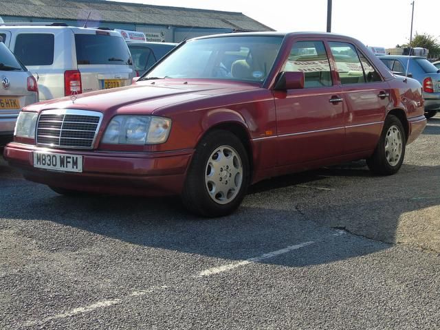 1994 Mercedes-Benz E Class 2.2 E220 4dr image 1