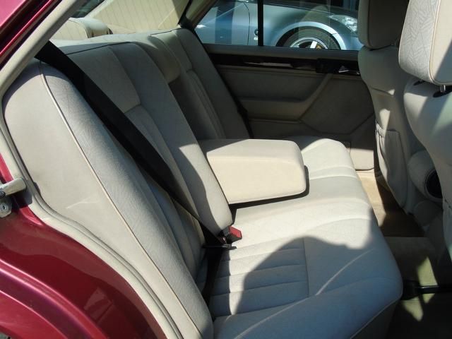 1994 Mercedes-Benz E Class 2.2 E220 4dr image 2