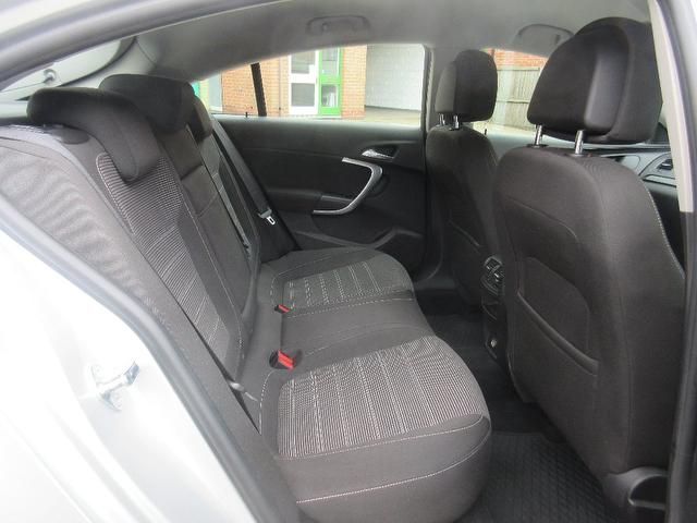 2011 Vauxhall Insignia 2.0 CDTi 16v SRi 5dr image 7