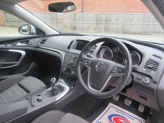 2011 Vauxhall Insignia 2.0 CDTi 16v SRi 5dr image 8