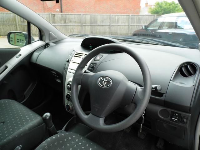 2007 Toyota Yaris 1.0 VVT-i T2 5dr image 7