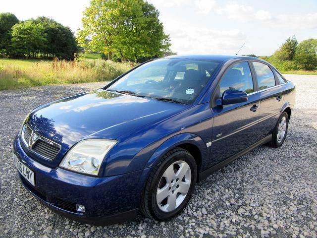 2005 Vauxhall Vectra 2.2 i 16v Design 5dr image 3