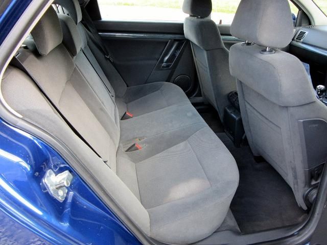 2005 Vauxhall Vectra 2.2 i 16v Design 5dr image 6