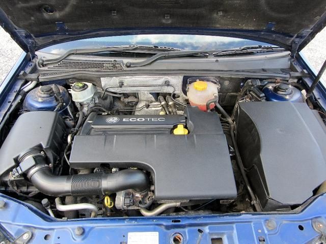 2005 Vauxhall Vectra 2.2 i 16v Design 5dr image 8