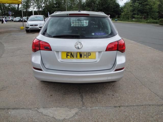 2011 Vauxhall Astra 1.7 CDTi ecoFLEX 16v Exclusiv 5dr image 6