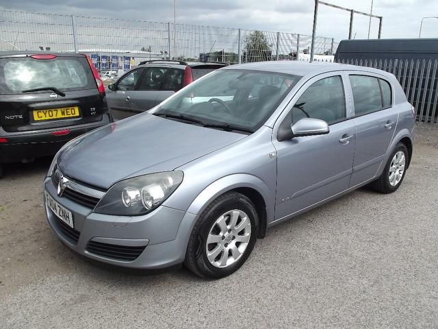 2004 Vauxhall Astra 1.6 i 16v Club Easytronic 5dr image 1