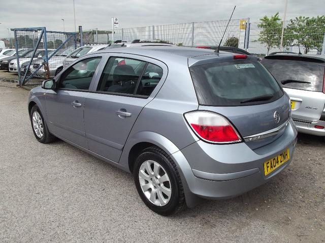 2004 Vauxhall Astra 1.6 i 16v Club Easytronic 5dr image 2