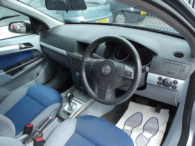 2004 Vauxhall Astra 1.6 i 16v Club Easytronic 5dr image 5