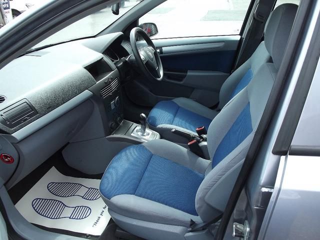 2004 Vauxhall Astra 1.6 i 16v Club Easytronic 5dr image 6