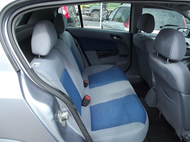 2004 Vauxhall Astra 1.6 i 16v Club Easytronic 5dr image 7