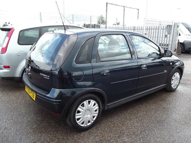 2005 Vauxhall Corsa 1.4 i 16v Design 5dr image 4
