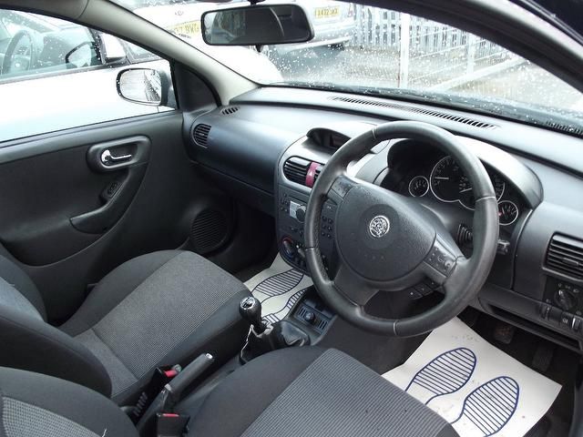 2005 Vauxhall Corsa 1.4 i 16v Design 5dr image 5
