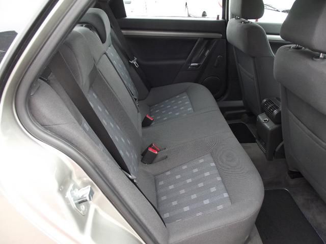 2004 Vauxhall Vectra 1.8 i 16v LS 5dr image 5