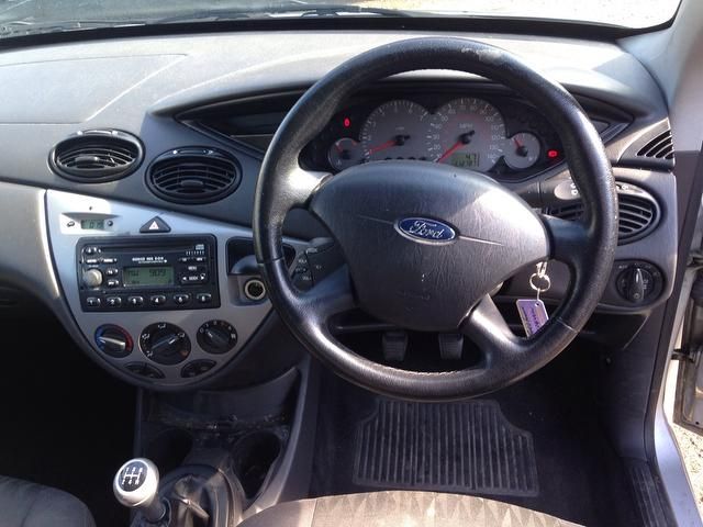 2004 Ford Focus 1.6 i 16v Zetec 5dr image 6