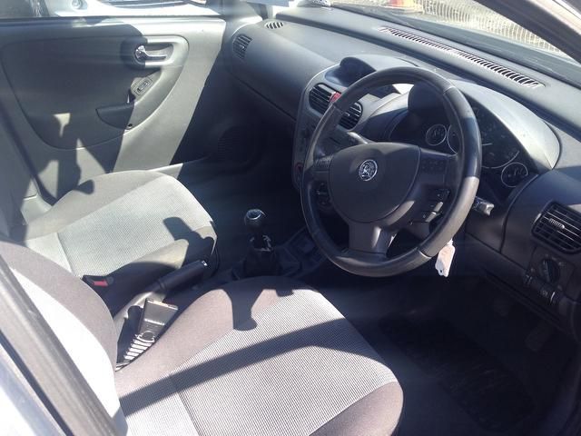 2004 Vauxhall Corsa 1.2 i 16v Design 5dr image 5
