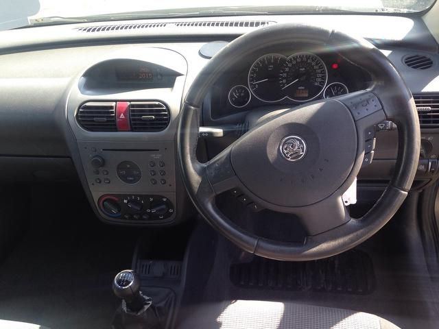 2004 Vauxhall Corsa 1.2 i 16v Design 5dr image 6