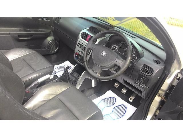 2006 Vauxhall Tigra 1.4 i 16v Exclusiv 2dr image 6