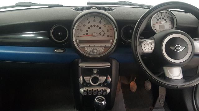 2009 MINI HATCH 1.6 COOPER 3d 118 BHP image 7