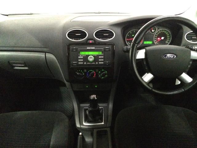 2006 FORD FOCUS 1.6 GHIA 16V 5d 116 BHP image 8