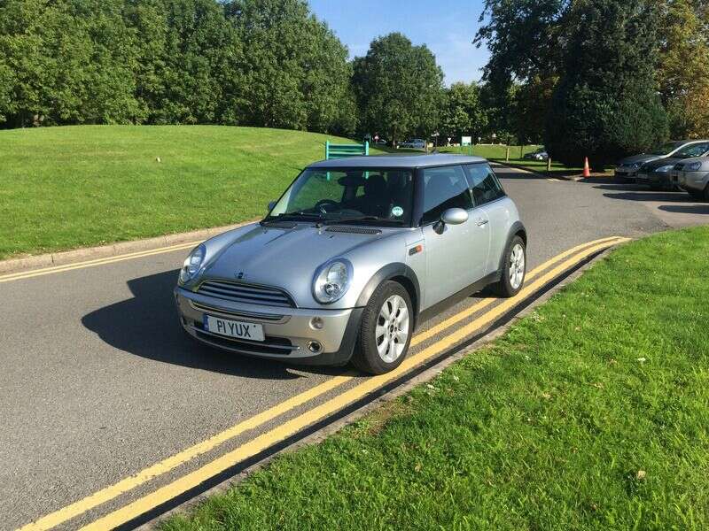 2005 MINI Hatch Cooper image 2