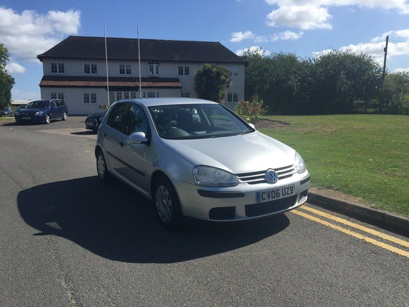 2006 Volkswagen Golf S FSI image 1
