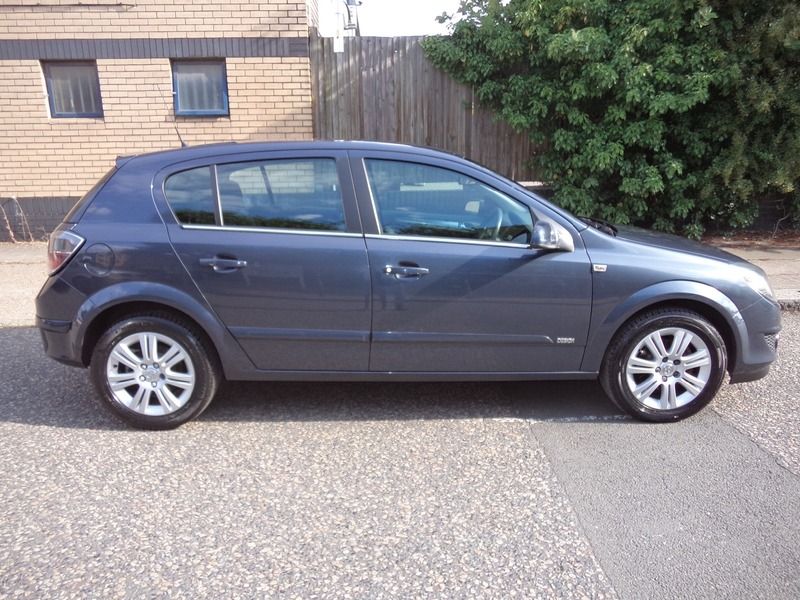 2007 Vauxhall Astra AUTOMATIC Design 16V image 3