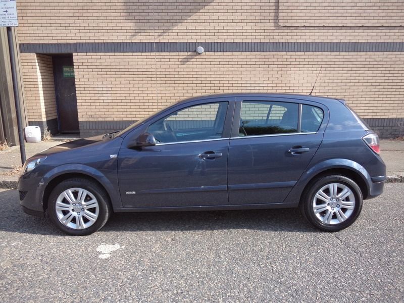 2007 Vauxhall Astra AUTOMATIC Design 16V image 4