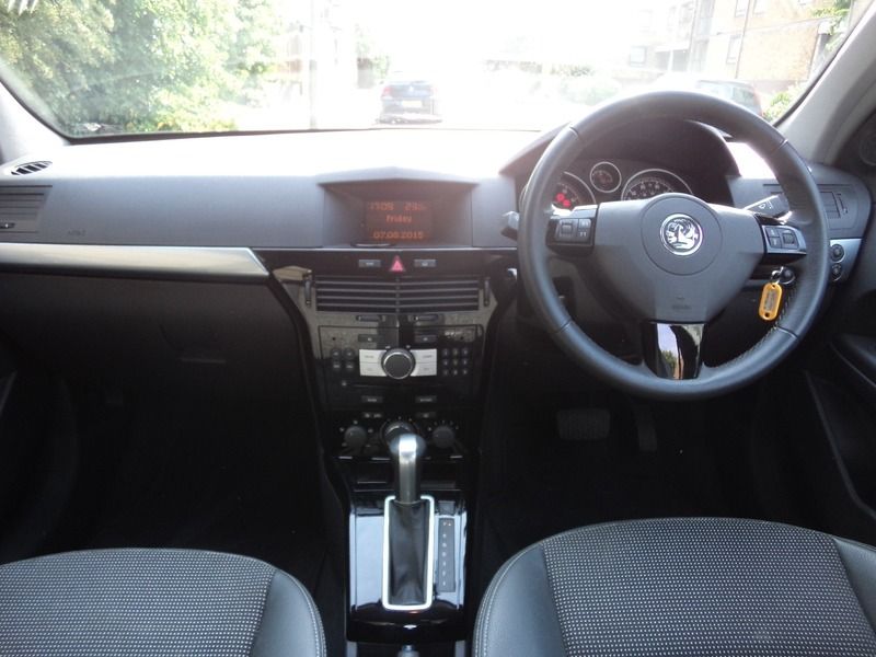 2007 Vauxhall Astra AUTOMATIC Design 16V image 6
