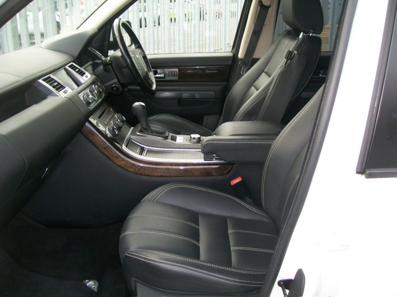 2011 Land Rover range rover sport 3.0 td v6 hse image 8