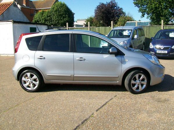 2010 Nissan Note 1.6 Tekna Auto Silver 5dr image 2