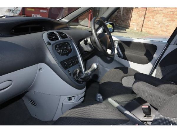 2005 Citroen Xsara Picasso 1.6i 16V Desire 5dr image 3