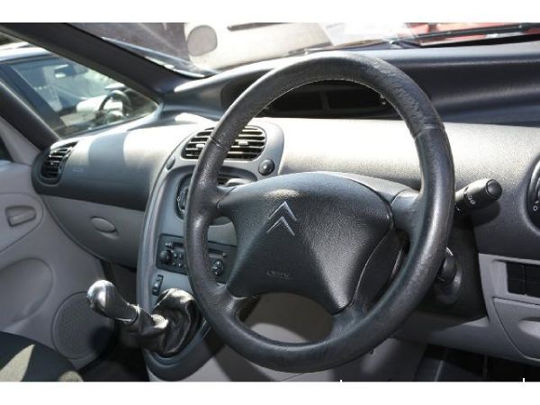 2005 Citroen Xsara Picasso 1.6i 16V Desire 5dr image 4