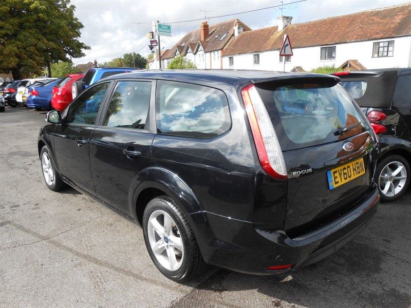 2010 Ford Focus ZETEC PETROL image 3