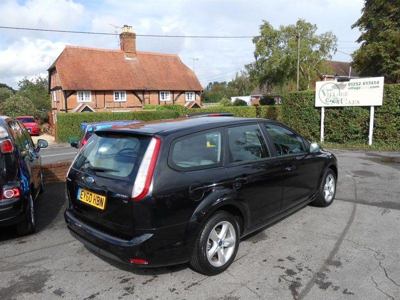 2010 Ford Focus ZETEC PETROL image 4