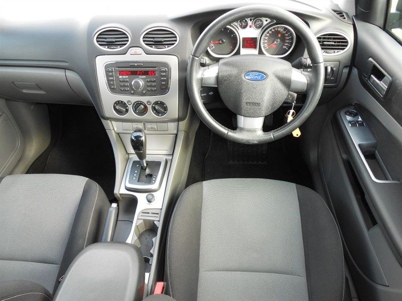 2010 Ford Focus ZETEC PETROL image 5