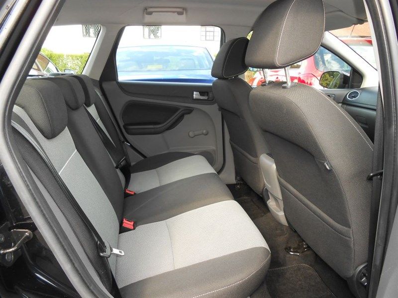 2010 Ford Focus ZETEC PETROL image 7