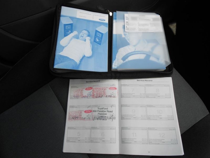 2010 Ford Focus ZETEC PETROL image 9