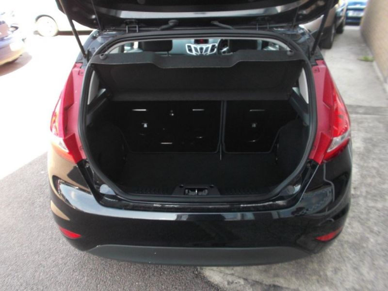 2010 Ford Fiesta ZETEC image 4