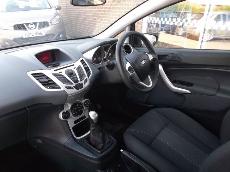 2010 Ford Fiesta ZETEC image 5