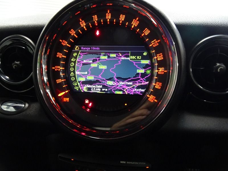 2011 MINI Hatch image 5