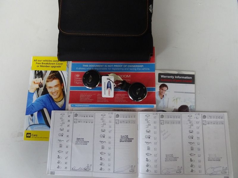 2011 MINI Hatch image 8