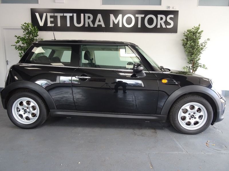 2011 MINI Hatch image 1