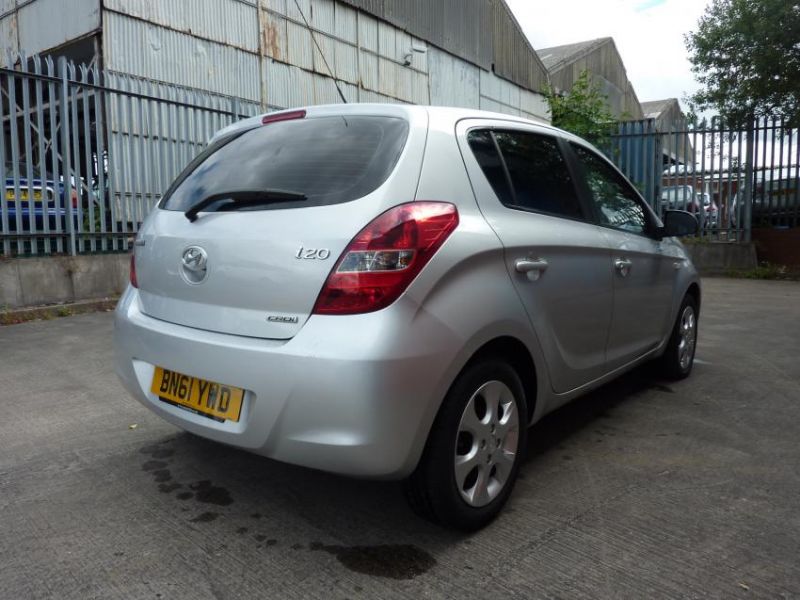 2011 HYUNDAI I20 COMFORT CRDI image 4
