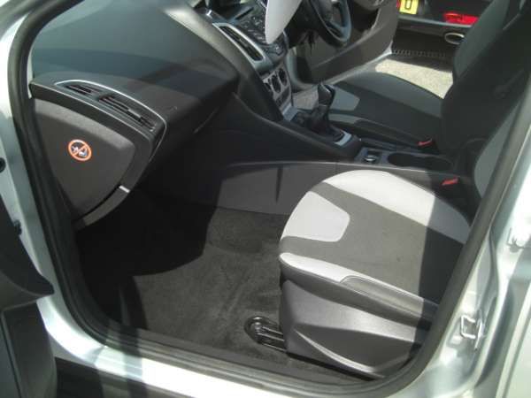 2012 Ford Focus 1.6 Ti-VCT Zetec 5 door image 8