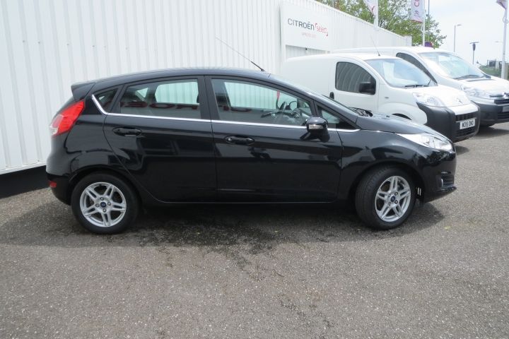 2013 Ford Fiesta image 2