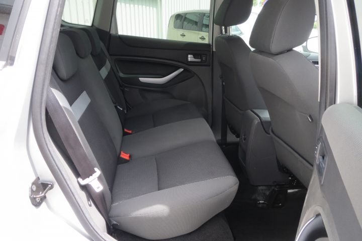 2010 Ford Kuga image 8