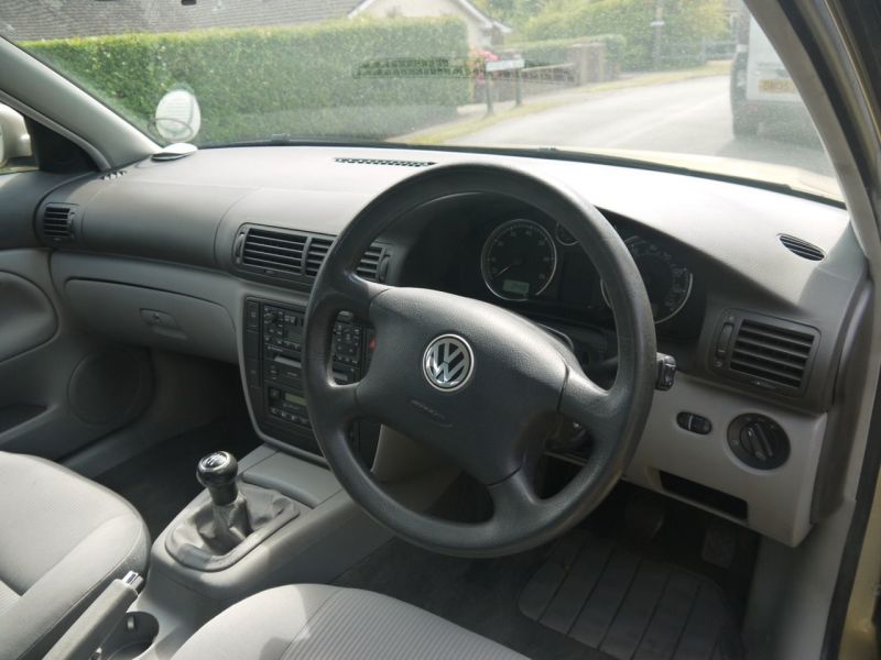 2002 Volkswagen Passat 1.8T S image 5