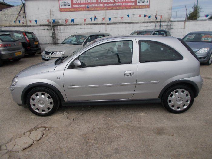 2005 Vauxhall Corsa 1.2 i 16v Design image 3